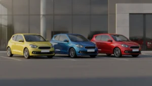 Trois citadines automatiques compactes garées côte à côte devant une concession, lumière douce d'après-midi